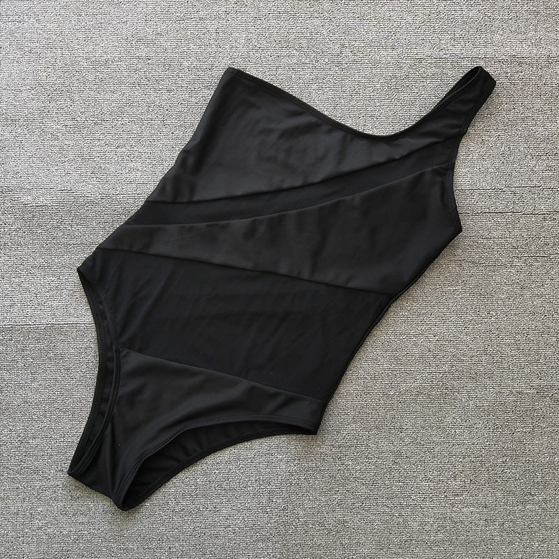 Maillot de bain élégant pour femme, coupe asymétrique et ajustée, par berg-feldt
