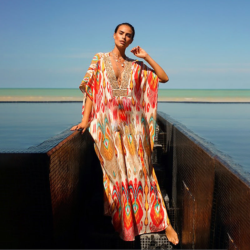 Elegantes Kaftan-Kleid für Damen mit farbenfrohem Ikat-Muster und edlen Paillettendetails von berg-feldt