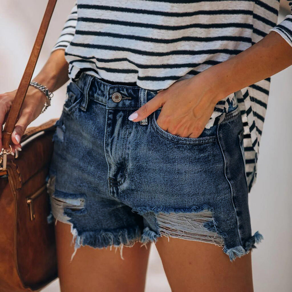Lässige Damen Jeansshorts im Vintage-Stil mit Destroyed-Details und Fransen