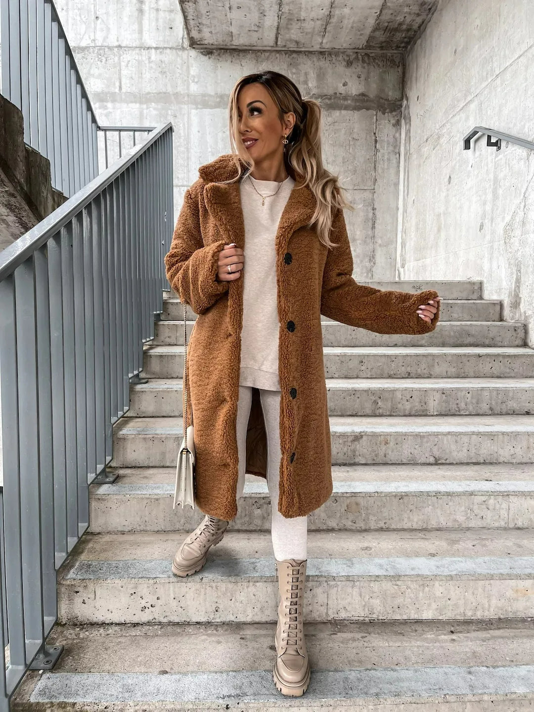 Berg-Feldt | Fell-Trenchcoat - stilvolle lange Damenoberbekleidung