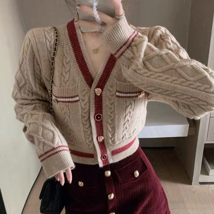 Berg-Feldt | Kurze Strickjacke Elegant und Modern Kontrastdetails