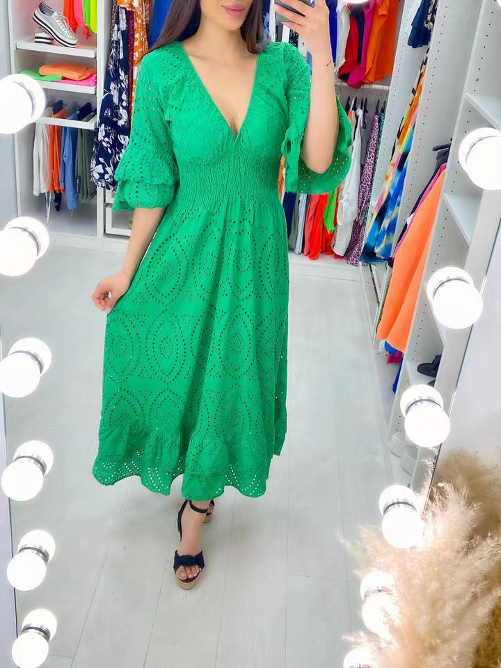Fudus | Robe unie à col en V, coupe haute et broderies