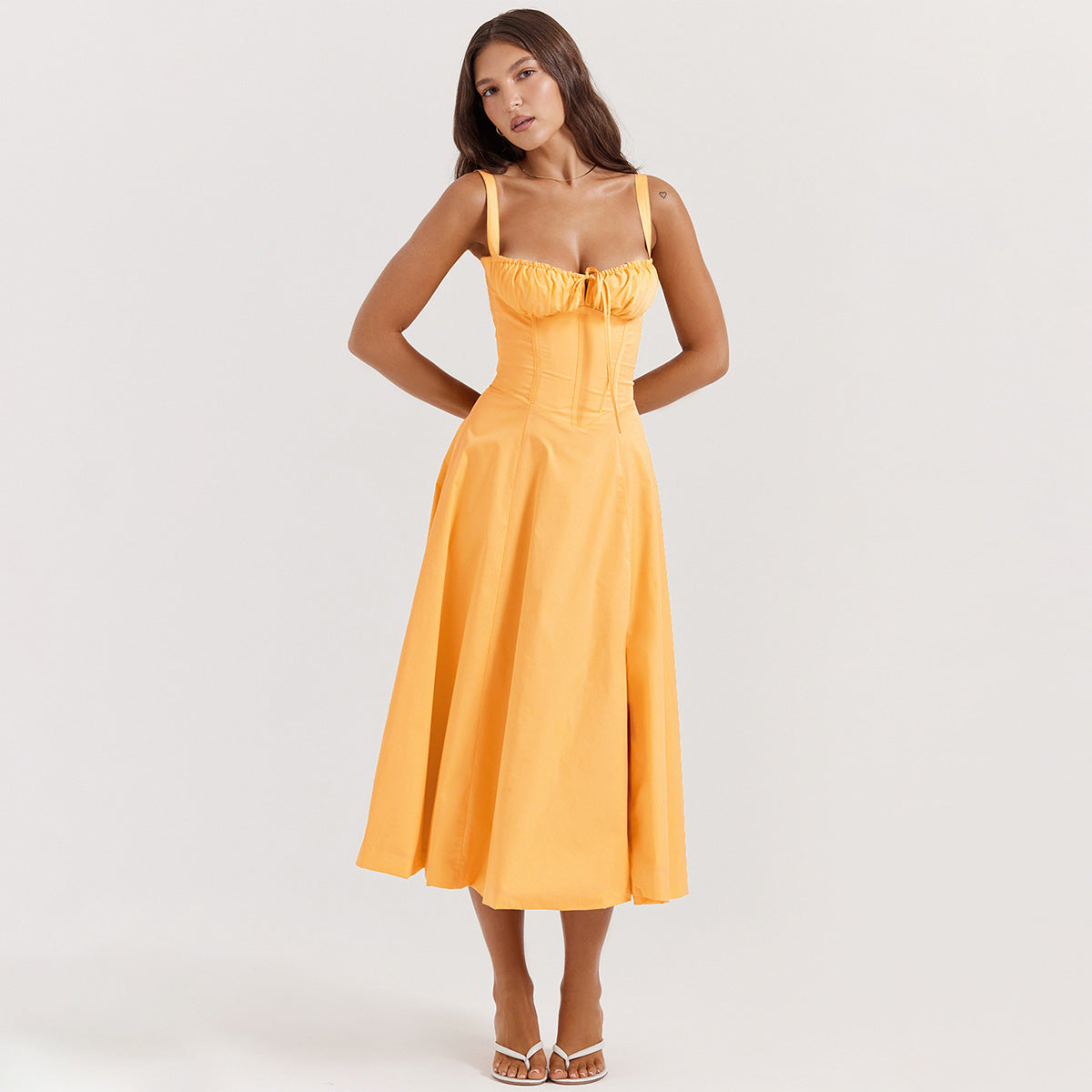 Robe d'été Fudus : robe au-dessus du genou, coupe ajustée avec dos décolleté