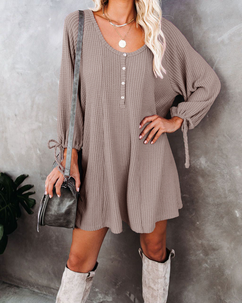 Robe décontractée boutonnée pour femme avec détails à volants et ourlet décoratif Berg-Feldt