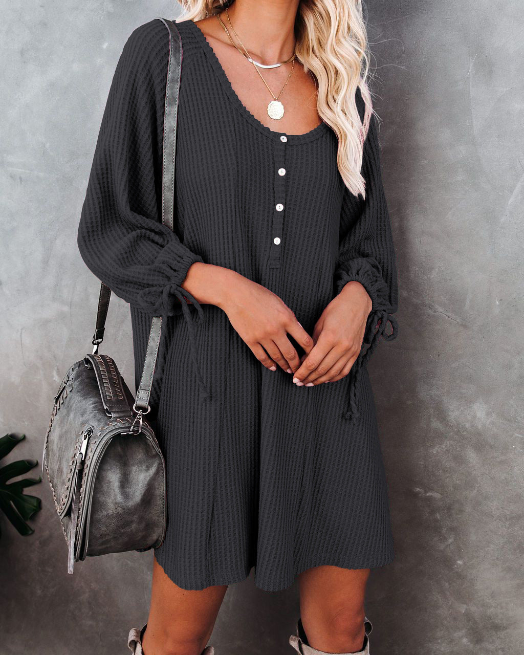 Robe décontractée boutonnée pour femme avec détails à volants et ourlet décoratif Berg-Feldt