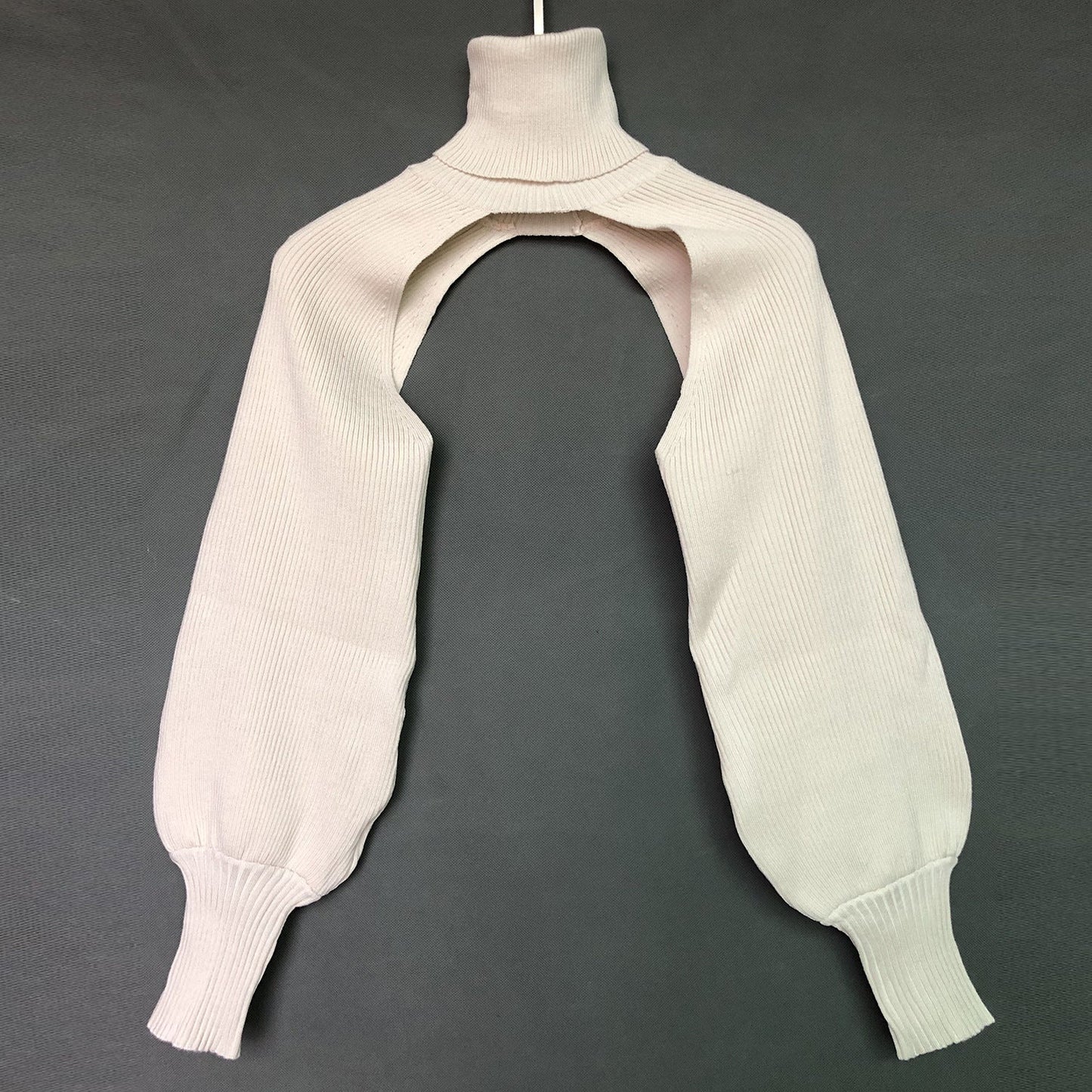 Haut en tricot pour femme coupe innovante col montant Berg-Feldt