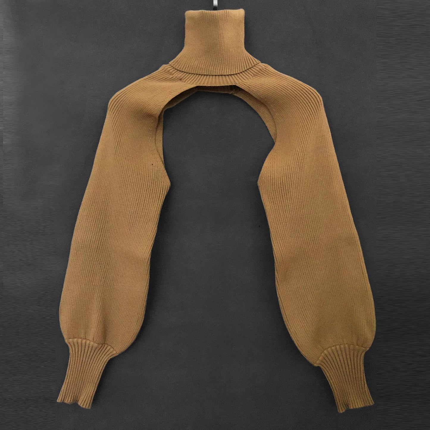 Haut en tricot pour femme coupe innovante col montant Berg-Feldt
