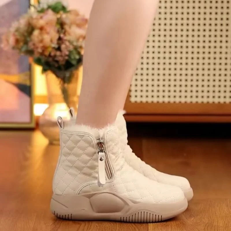 Berg-Feldt | Kurze Stiefel mit Kette An Der Seite