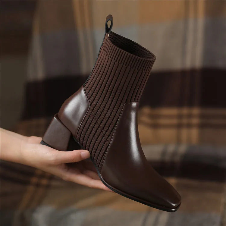 Berg-Feldt | Stiefel mit Quadratischer Zehenpartie und Elastischen Stricksocken