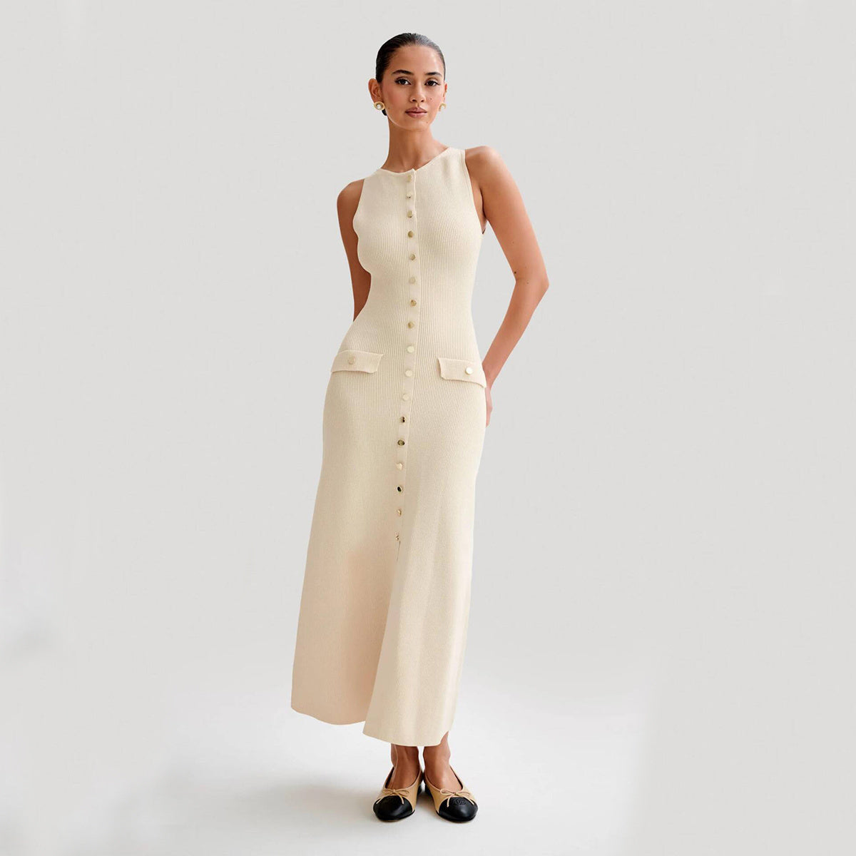 Élégante robe pull sans manches par Fudus avec col rond ajusté et tendance