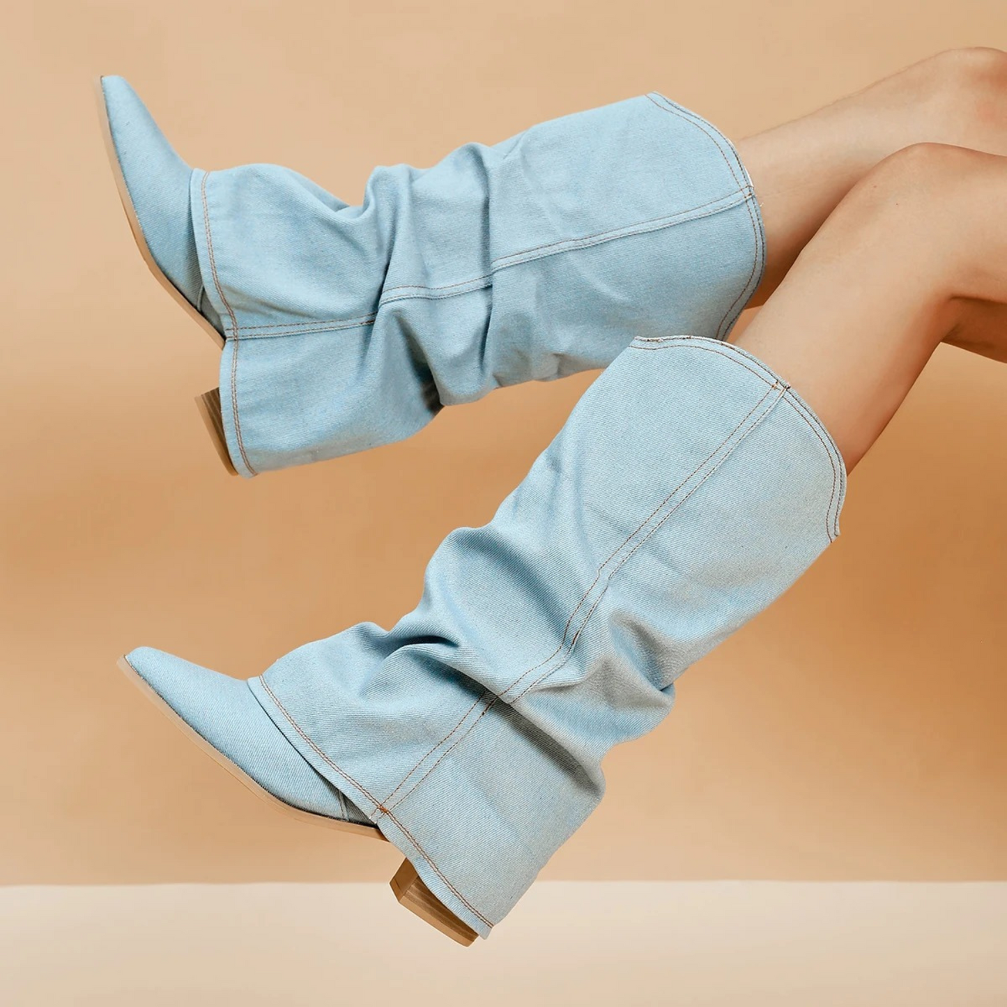 Berg-Feldt | Gefaltete Denim-Stiefel mit Blockabsatz