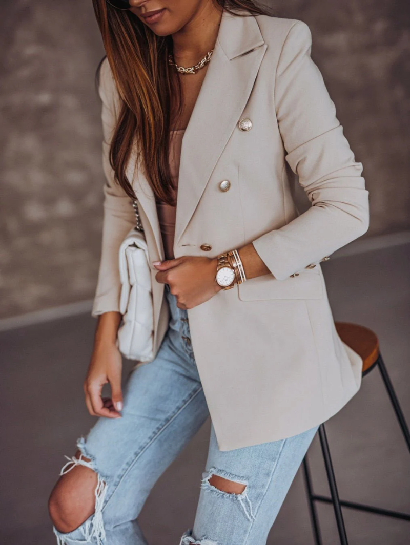 Schlanker Damen-Blazer mit Doppelknopfreihe und goldenen Knöpfen, lange Ärmel