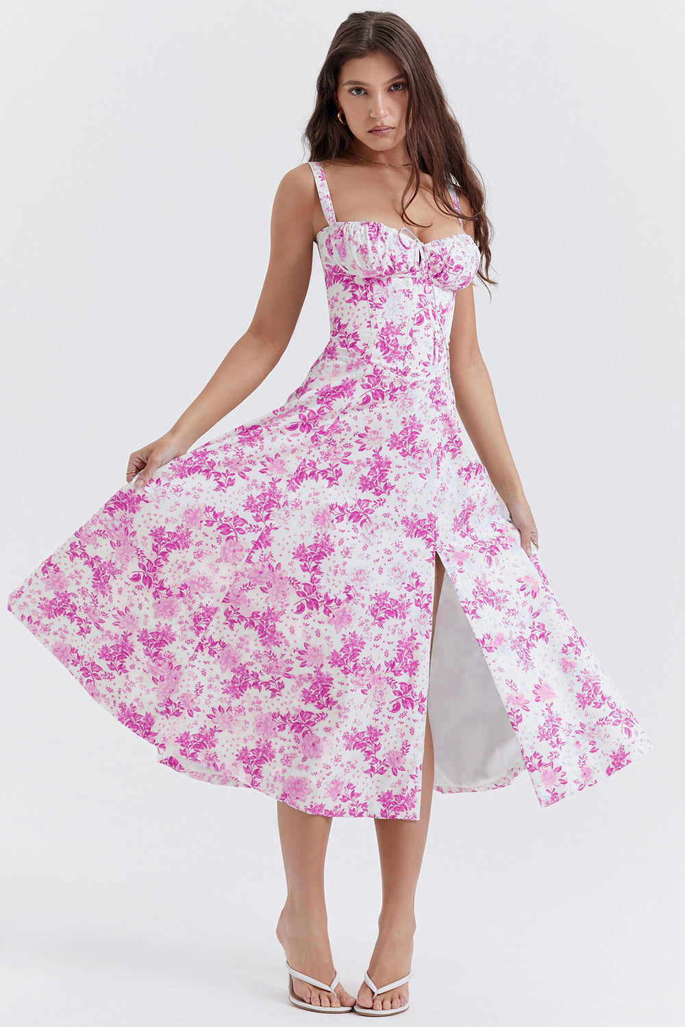 Robe d'été Fudus : robe au-dessus du genou, coupe ajustée avec dos décolleté