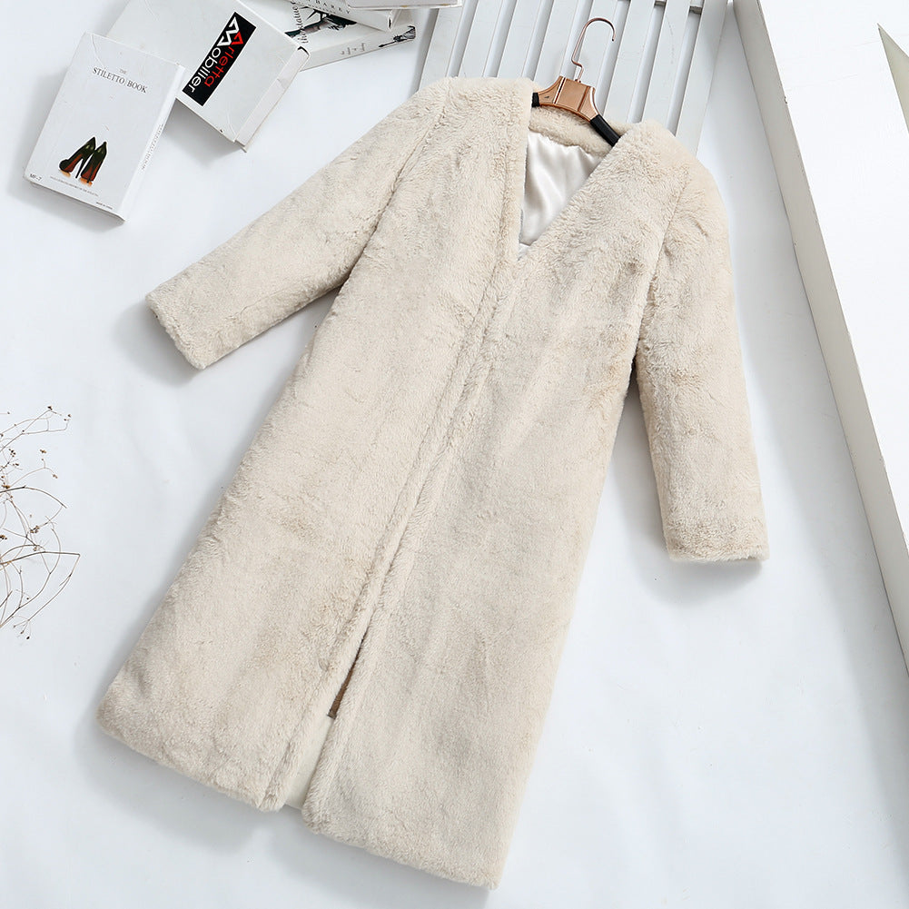 Manteau de femme en fausse fourrure duveteuse avec élégant col en V et poches pratiques Berg-Feldt