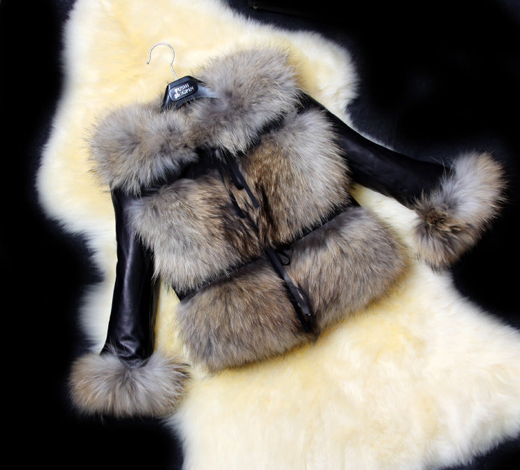Damen Stilvolle Kunstpelzjacke mit tailliertem Schnitt und eleganten Details Berg-Feldt