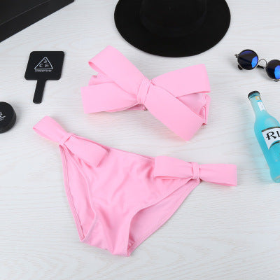 Maillot de bain deux pièces moderne pour femme avec nœuds et coupe échancrée