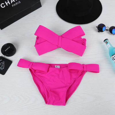 Maillot de bain deux pièces moderne pour femme avec nœuds et coupe échancrée