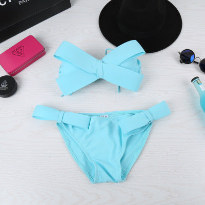 Maillot de bain deux pièces moderne pour femme avec nœuds et coupe échancrée