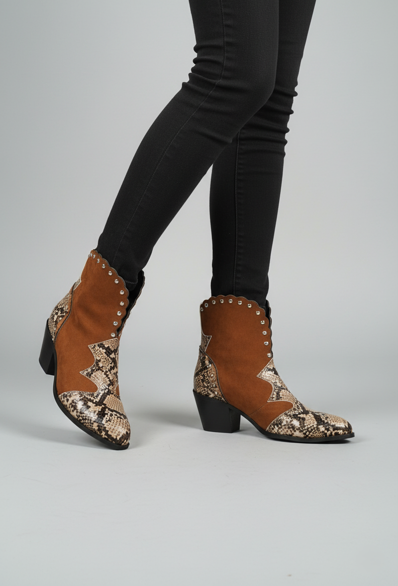 Berg-Feldt | Bottines western avec empiècements en cuir de serpent, bordures brodées et ondulées, talon bottier bas