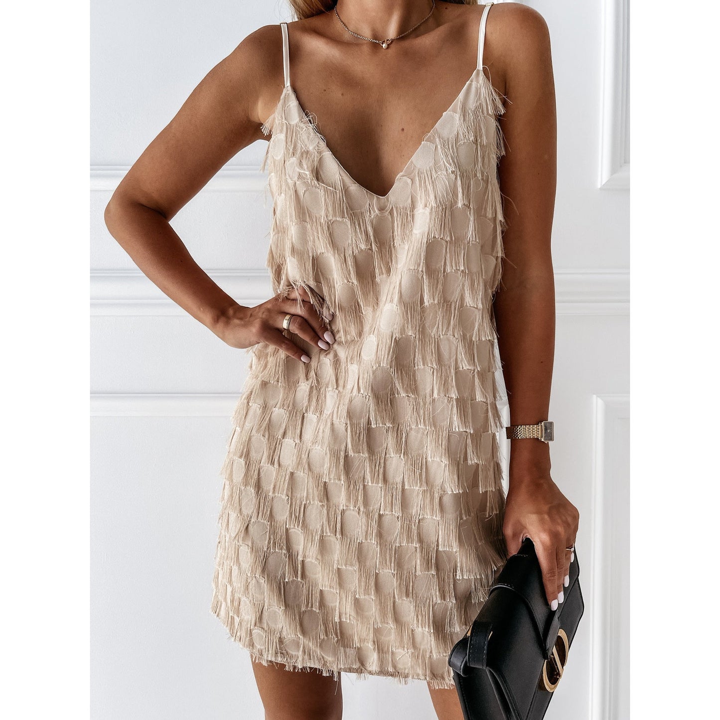 Robe courte à sequins avec col en V par Fudus