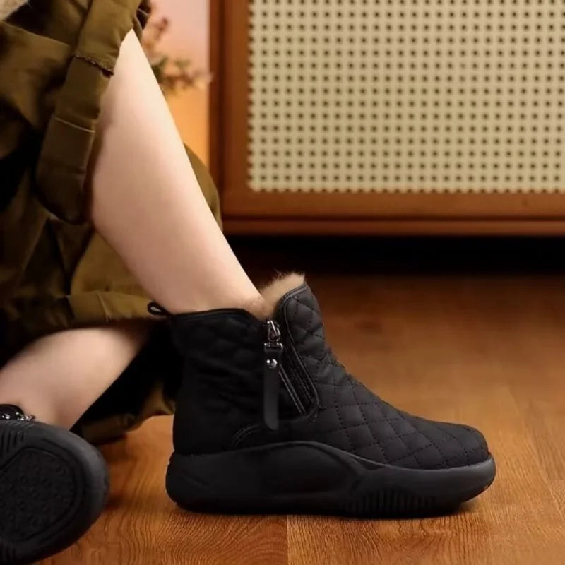 Berg-Feldt | Kurze Stiefel mit Kette An Der Seite