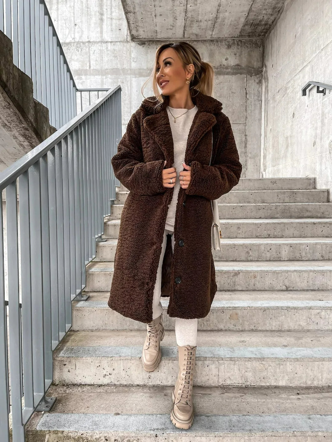 Berg-Feldt | Fell-Trenchcoat - stilvolle lange Damenoberbekleidung