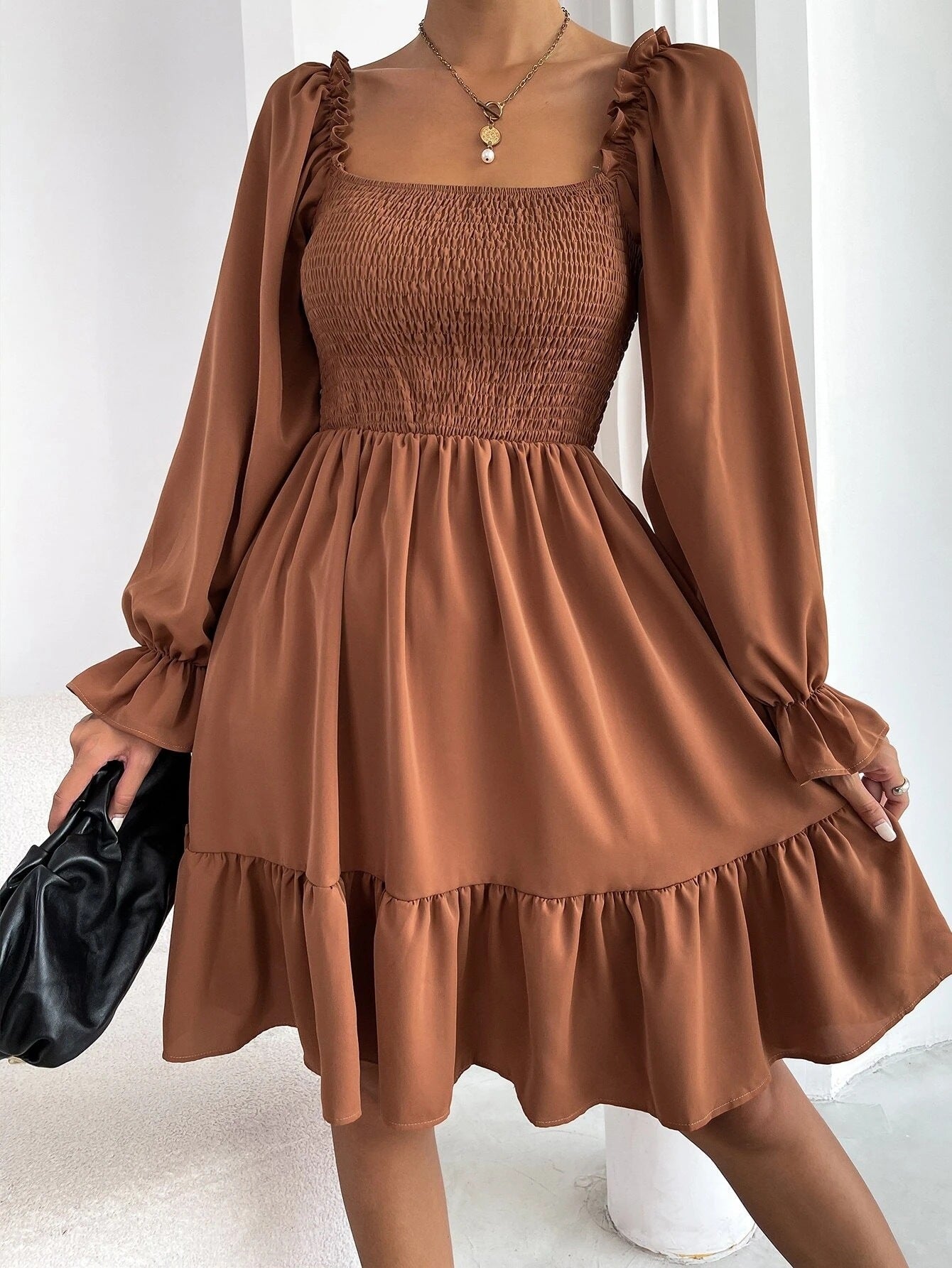 Fließendes Langarmkleid von Fudus mit quadratischem Ausschnitt und Rüsche