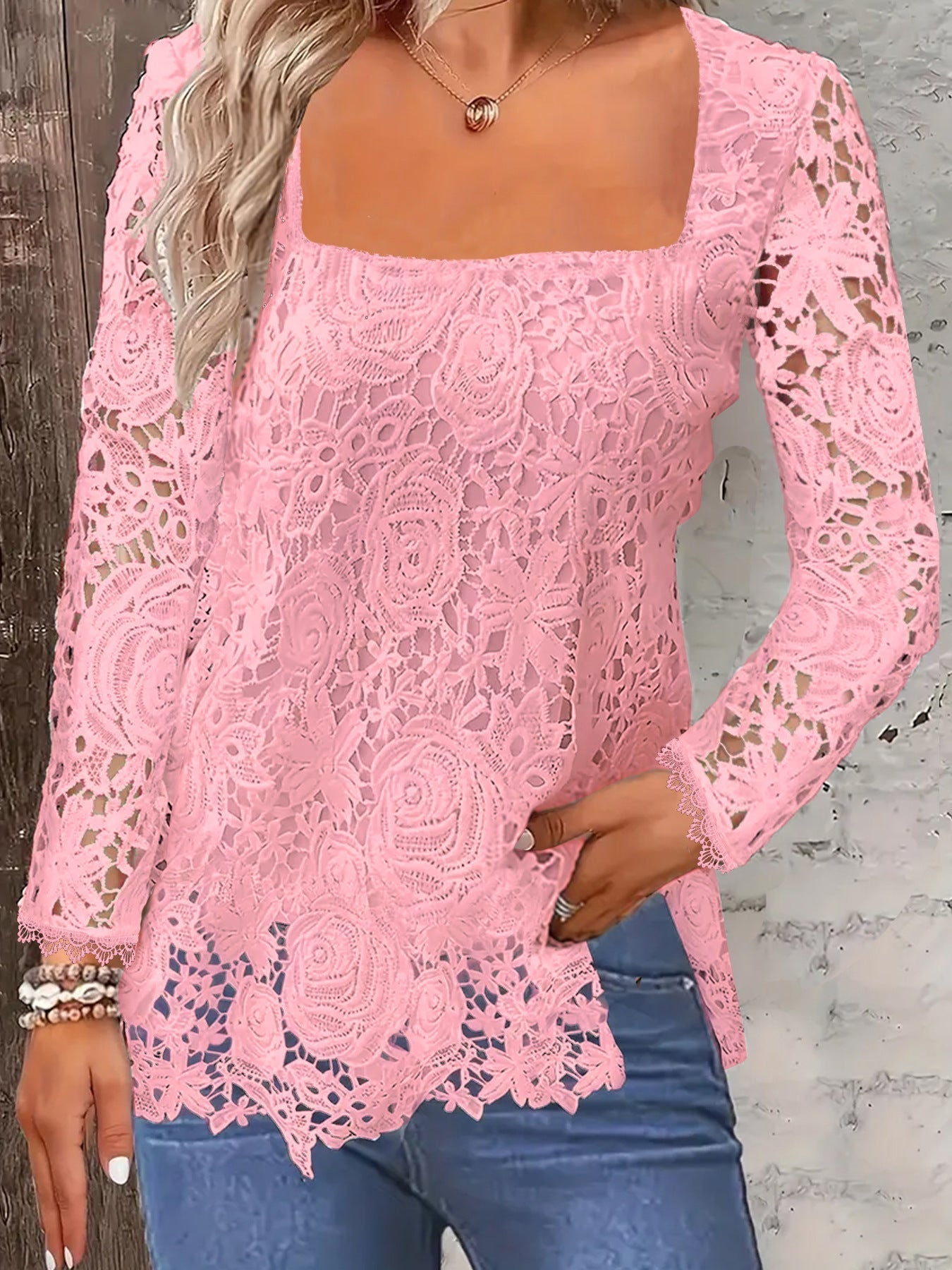 Haut en dentelle à manches longues et encolure carrée à motif floral