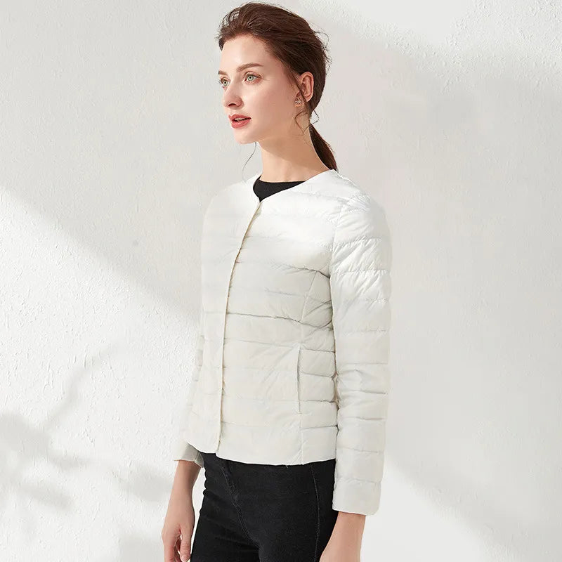 Berg-Feldt | Leichte, kragenlose und figurbetonende Damen-Daunenjacke