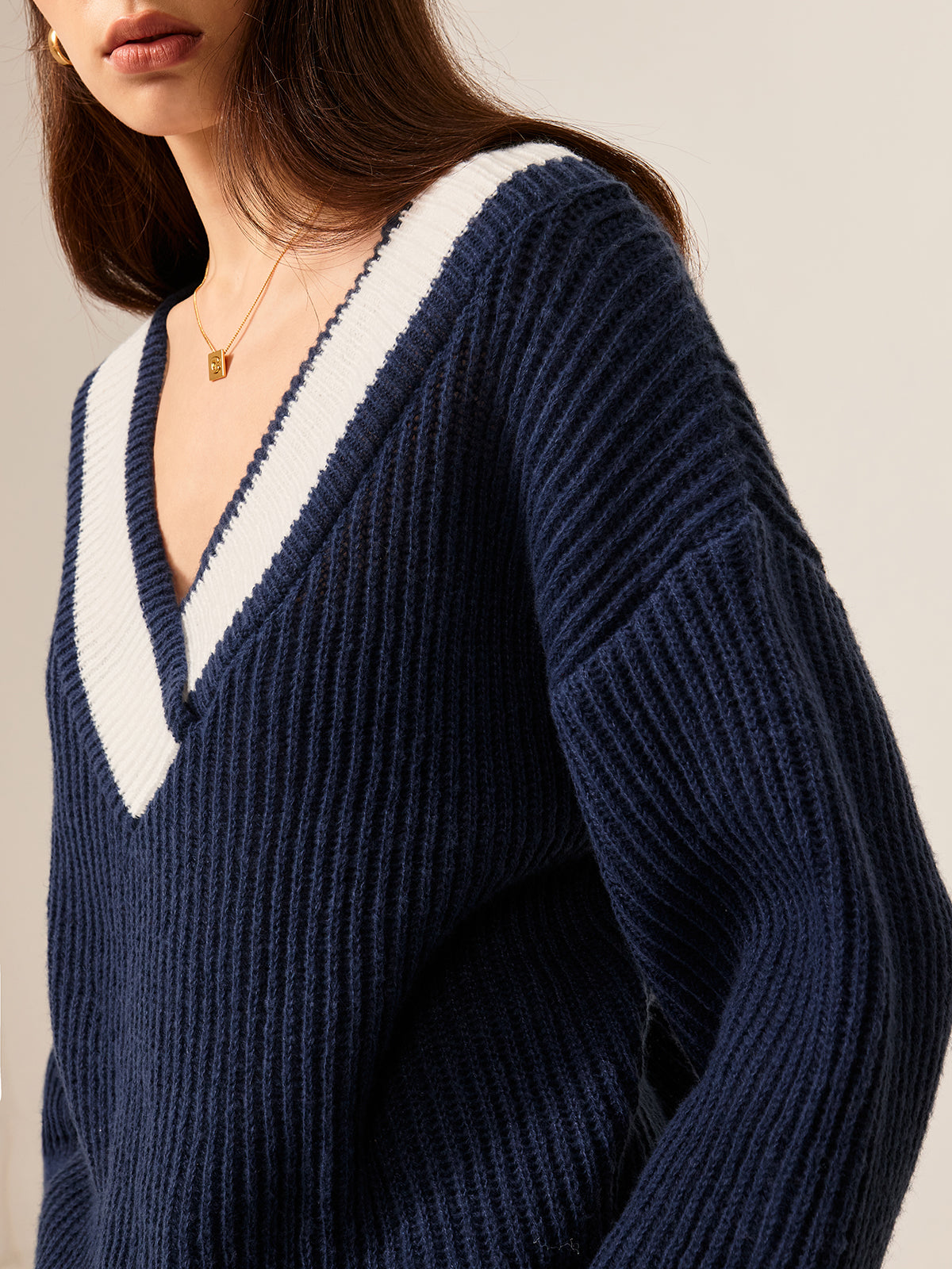 Berg-Feldt | Off-shoulder Strickbluse Komfortabel und Stilvoll V-ausschnitt Detail