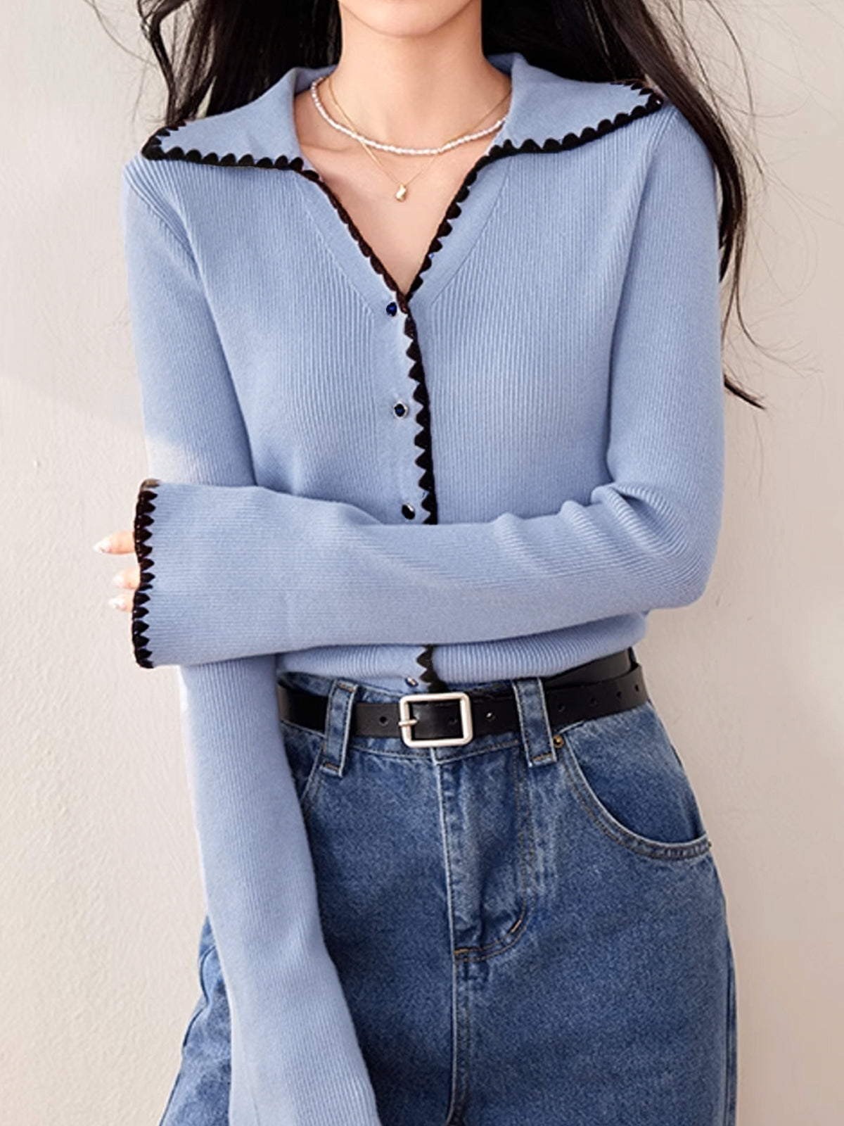 Berg-Feldt | Cardigan à bordure contrastée et détails à volants Coupe ajustée Féminin et chic