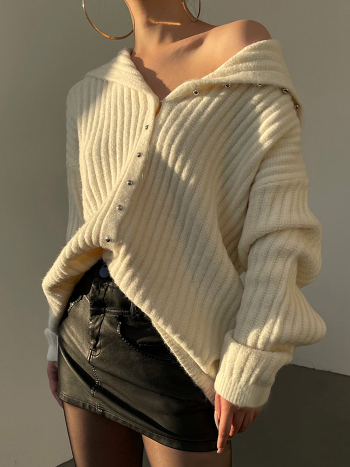 Berg-Feldt | Off-shoulder Cardigan mit Perlenknöpfen Ribstrick Elegant und Lässig
