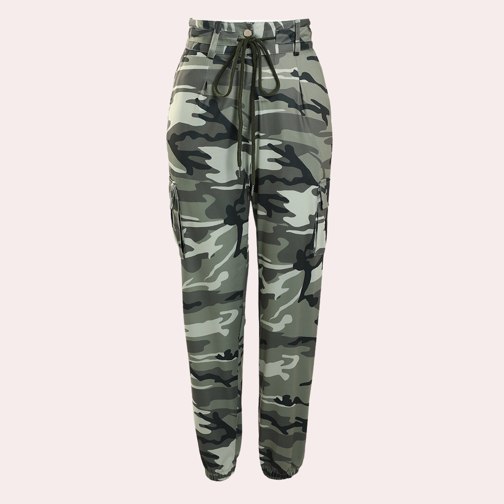 Un pantalon cargo camouflage stylé pour femme, parfait pour des looks aventureux