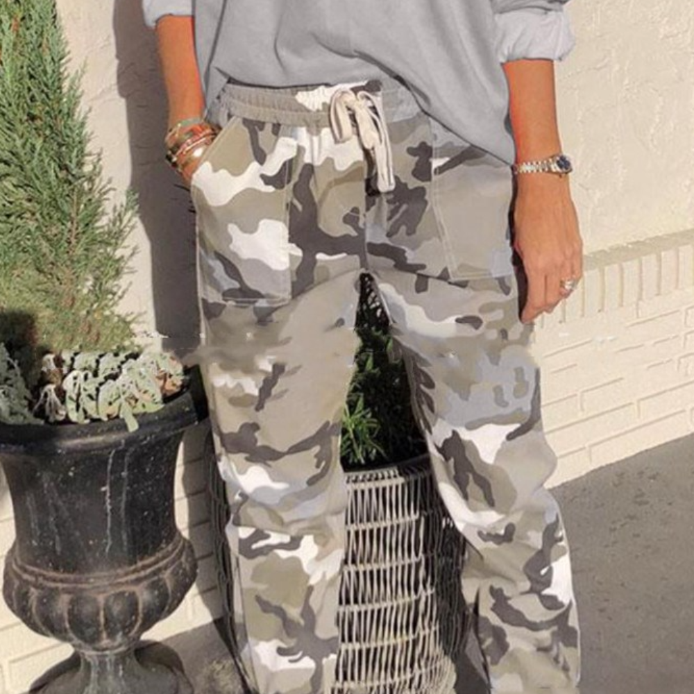 Pantalon pour femme stylé et confortable, coupe camouflage pour un look moderne