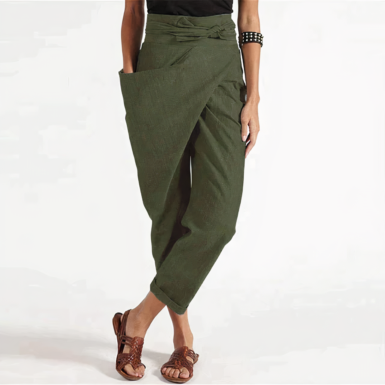 Short, fashionable and versatile Evadne trousers