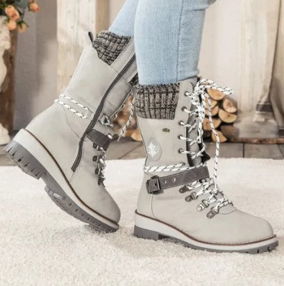 Berg-Feldt | Knöchelhohe Strickstiefel mit Schnürsenkeln, Reißverschluss und Riemen