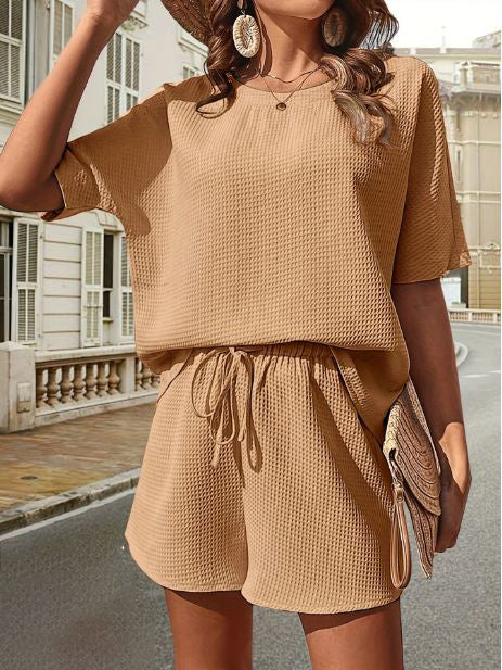 Élégante tenue d'été deux pièces de Thalia pour les femmes soucieuses de la mode