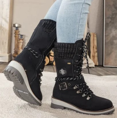Berg-Feldt | Knöchelhohe Strickstiefel mit Schnürsenkeln, Reißverschluss und Riemen