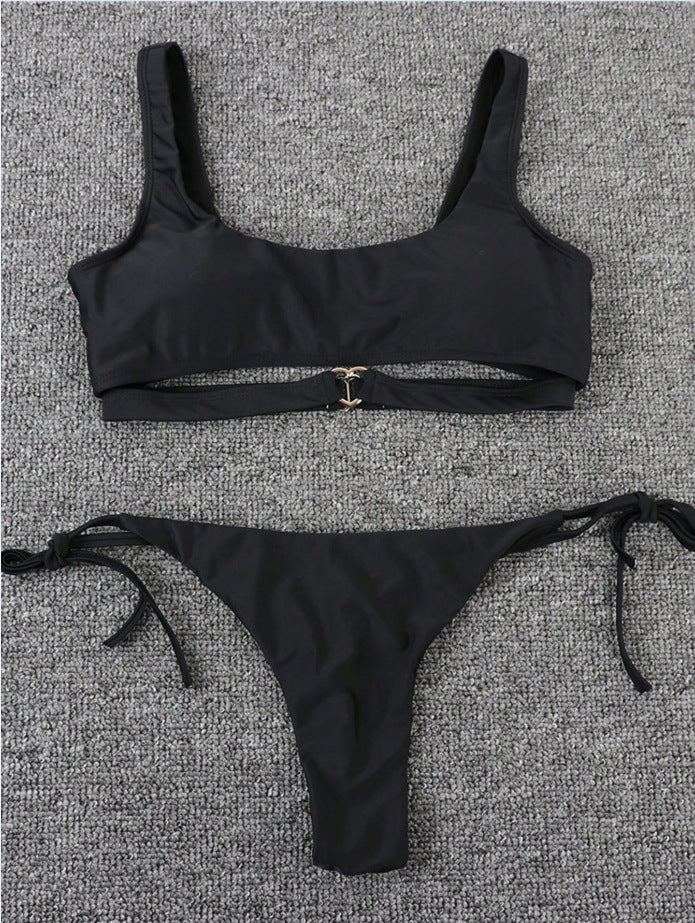 Minimalistischer Damen-Bikini mit goldenen Details von berg-feldt