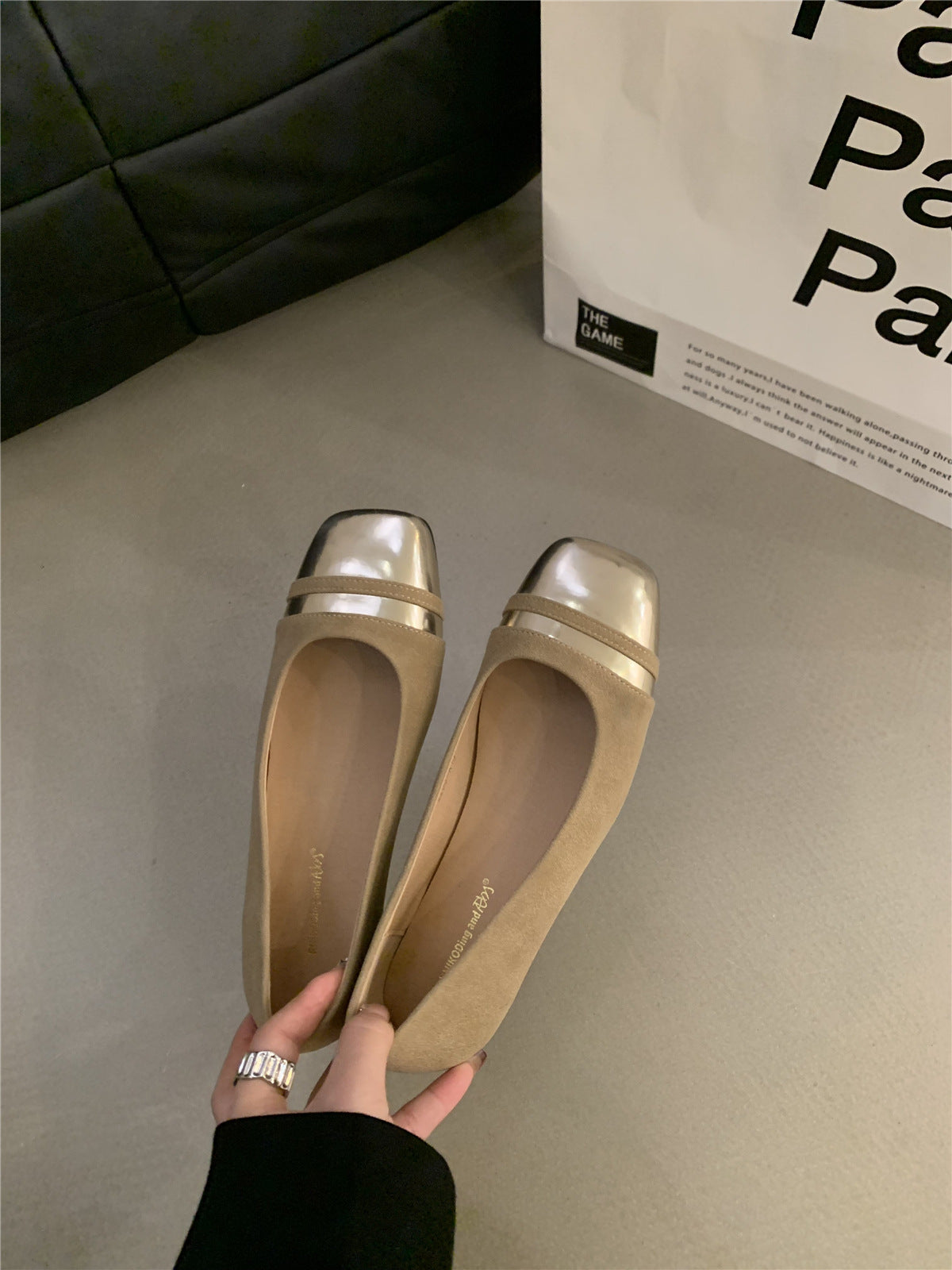Ballerines élégantes en daim souple avec accent métallique de berg-feldt