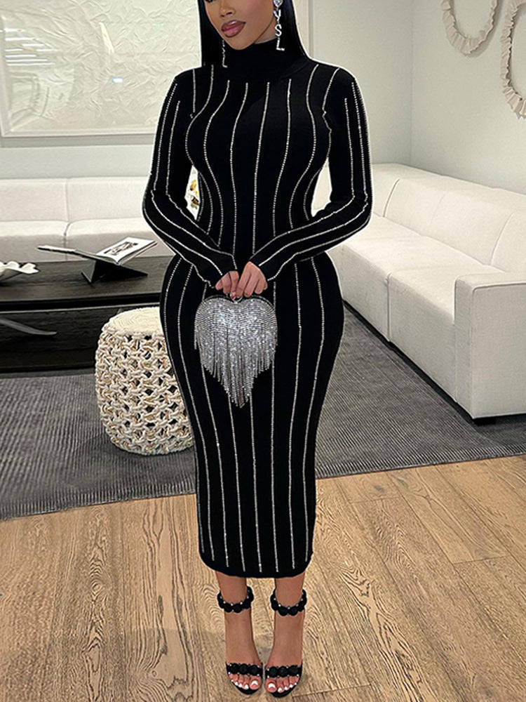 Elegantes Damenstrickkleid mit hohem Rollkragen und vertikalen Streifen von berg-feldt