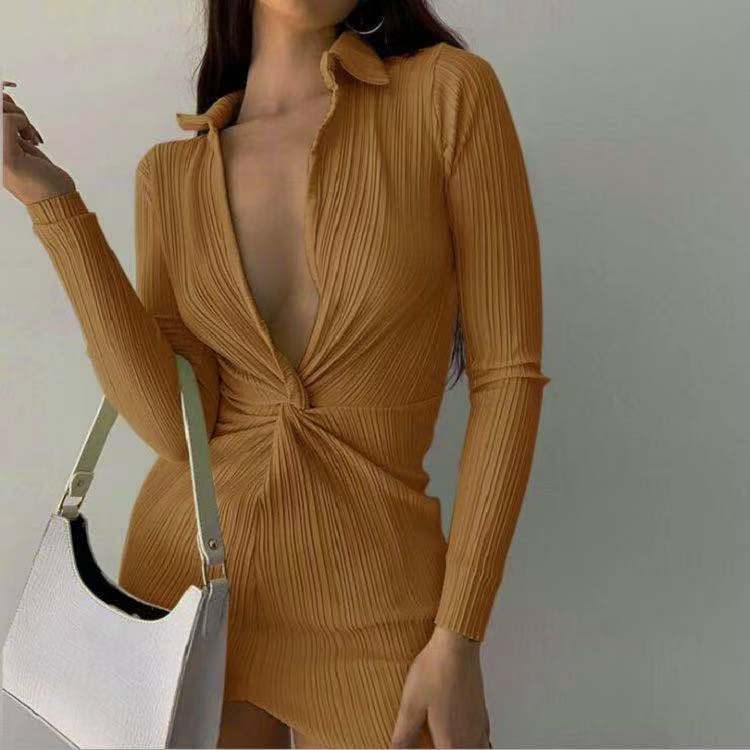 Figurbetontes Damen-Plisseekleid mit tiefem V-Ausschnitt von berg-feldt