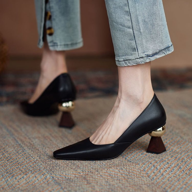 Elegante Damenschuhe mit Spitzzeh, Absatz und geometrischem Trendabsatz von berg-feldt