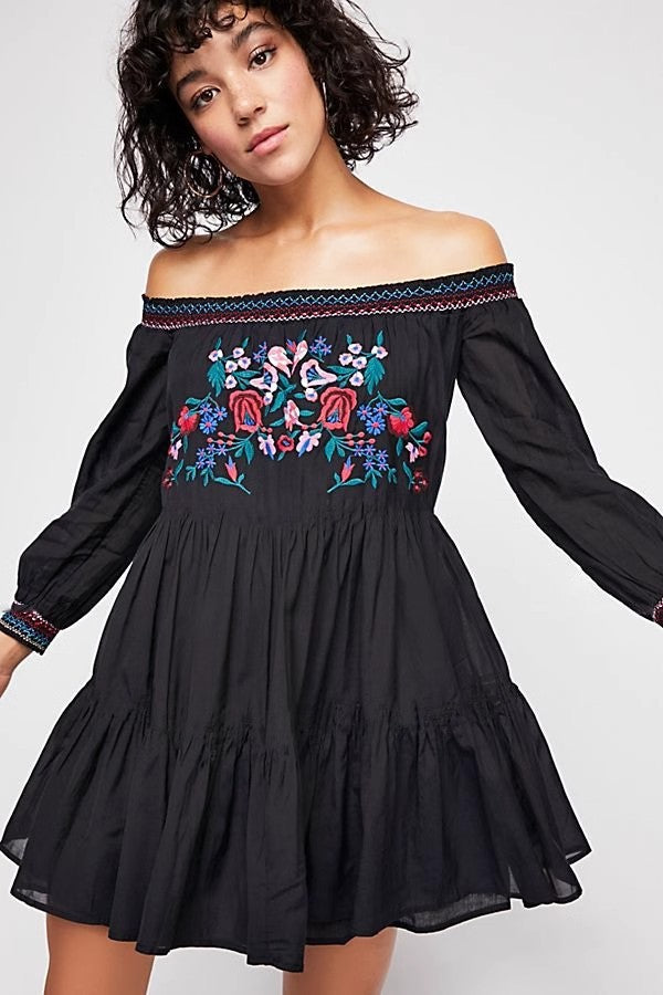 Off-Shoulder Kleid für Damen mit Blumen Stickerei und dehnbaren Ärmeln von berg-feldt