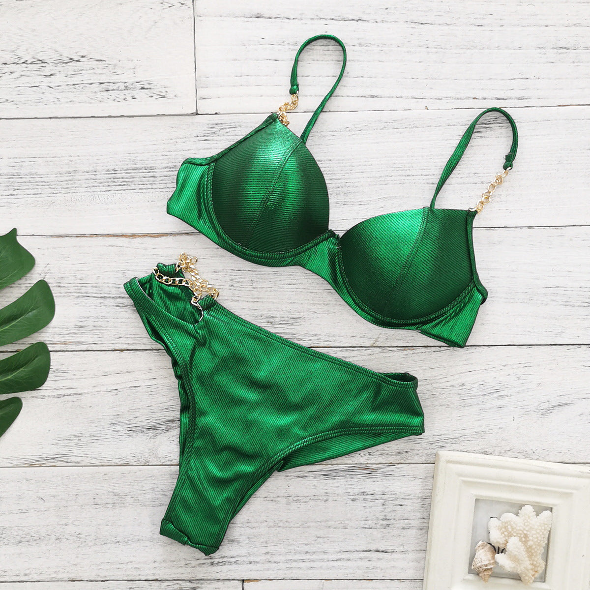 Ensemble de bikini glamour pour femme avec détails chaîne et bretelles réglables, par berg-feldt