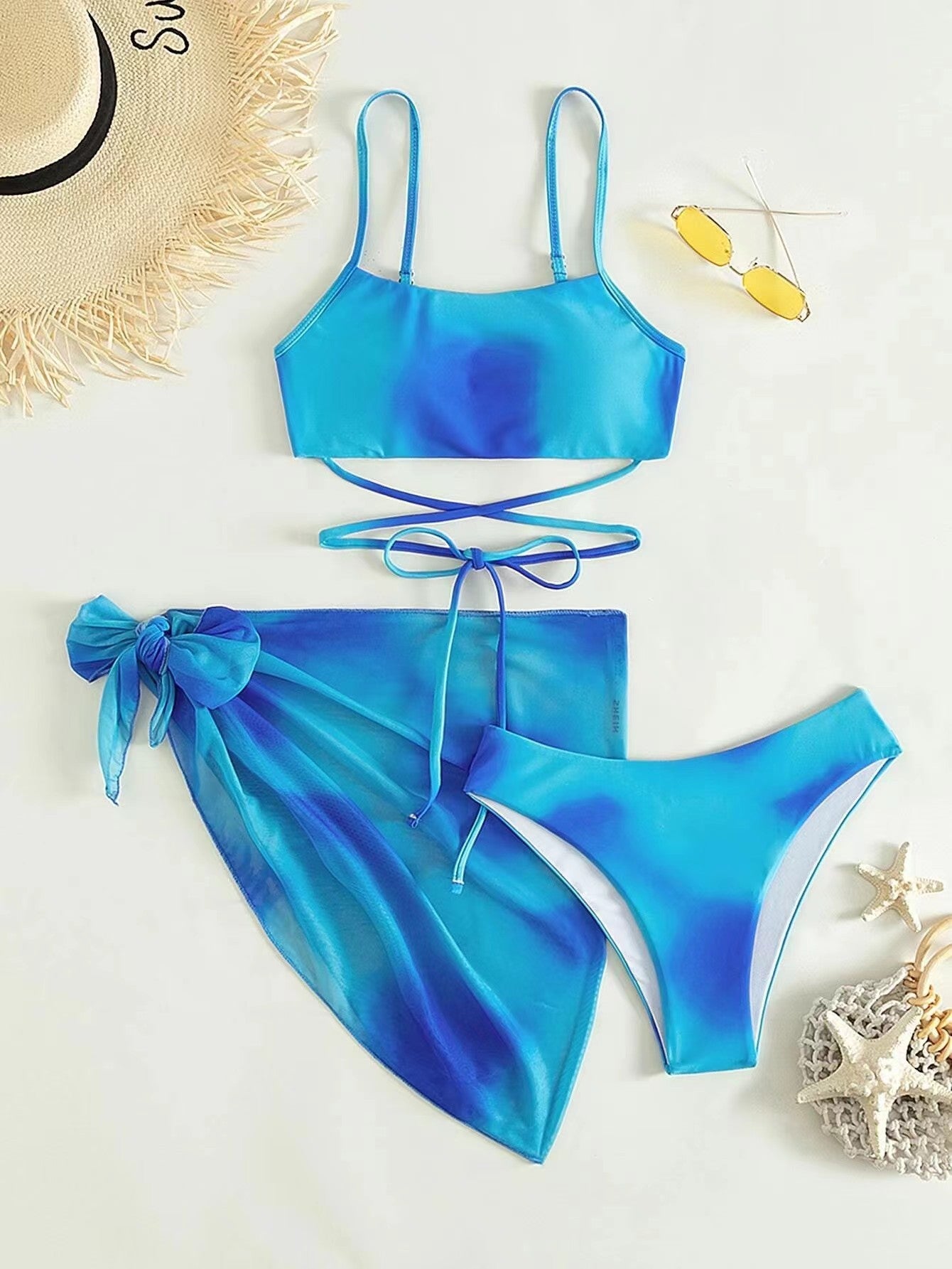 Ensemble bikini avec jupe paréo et subtiles paillettes de berg-feldt