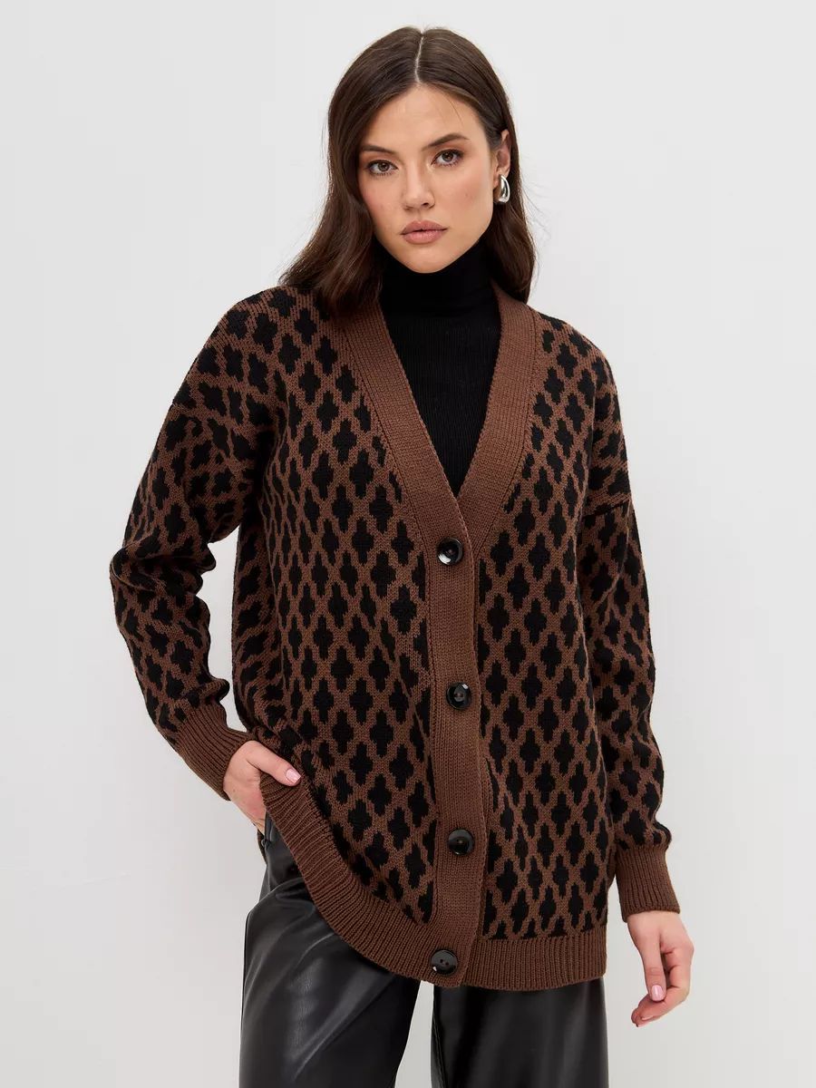 Moderne Strickjacke für Damen in entspannter Passform mit grafischem Muster von berg-feldt