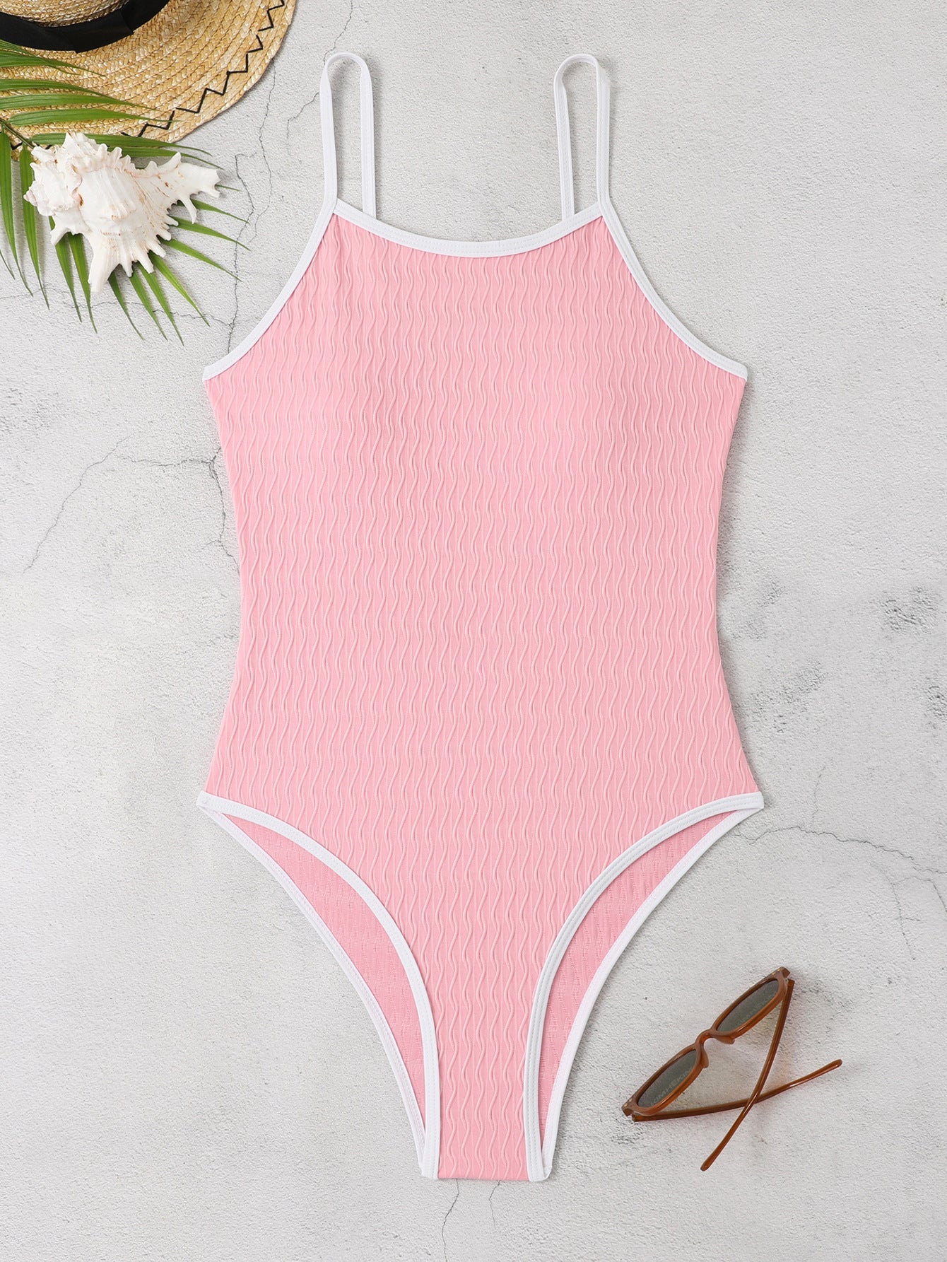 Maillot de bain sportif pour femme avec motif ondulé élégant de berg-feldt