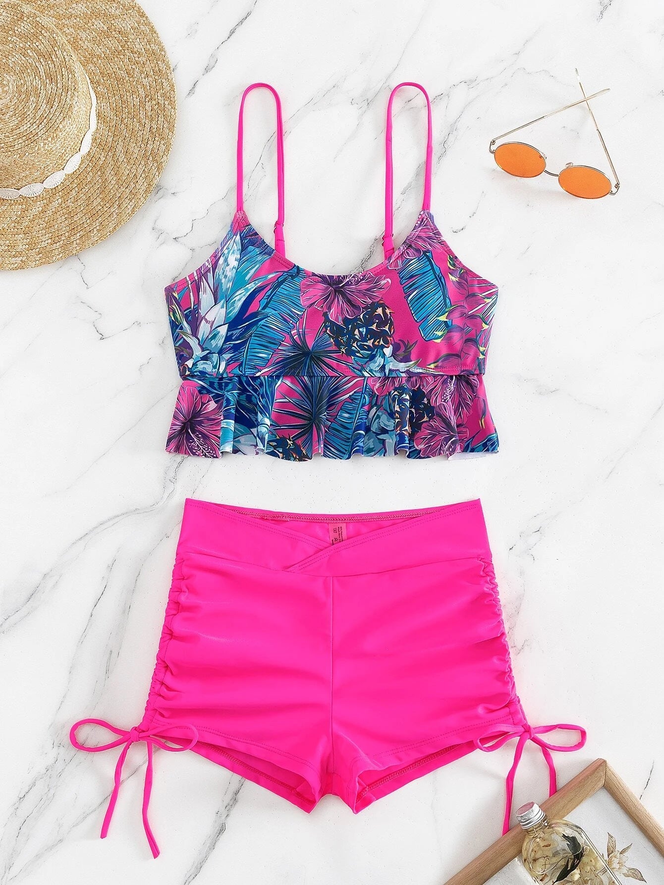 Ensemble bikini femme : haut floral et short de sport par berg-feldt