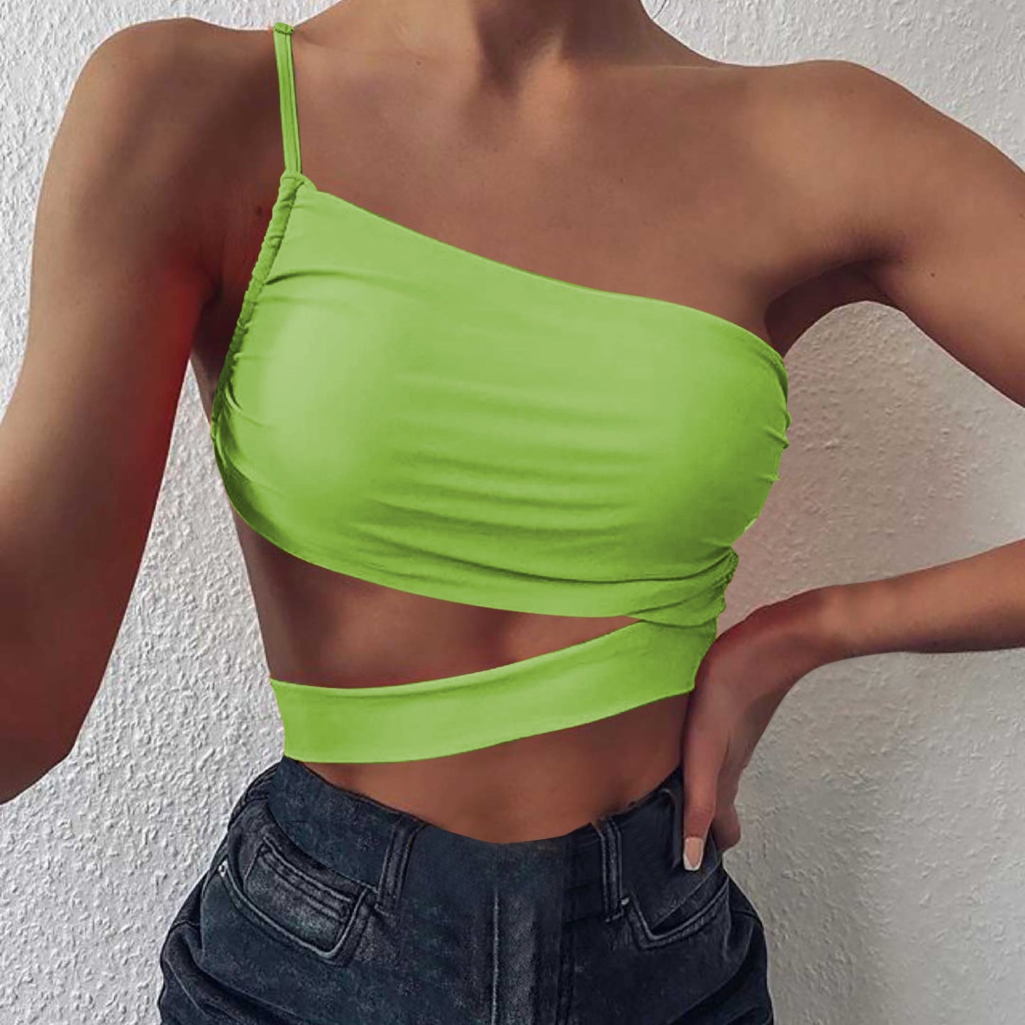Haut courte asymétrique à découpes Berg-Feldt pour femme